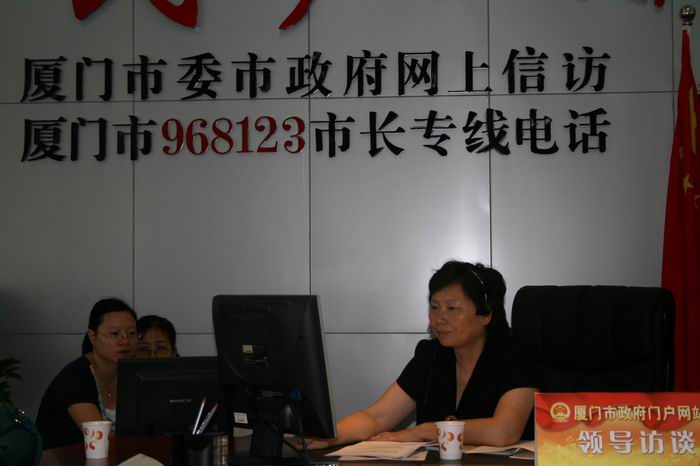 市妇联领导接听市长热线解答未成年人思想道德建设问题