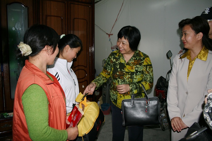“大爱助孤”活动在彭州四镇启动