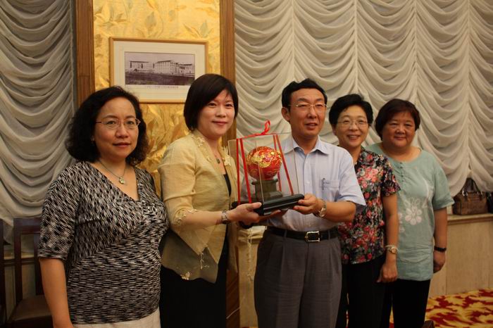 省委唐国忠常委会见台湾高校女学者