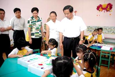 市领导走访慰问思明区部分小学、幼儿园