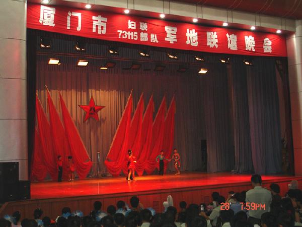 巾帼进军营 共叙鱼水情