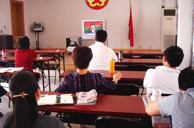 市妇联组织收看党的十七大盛况(一)