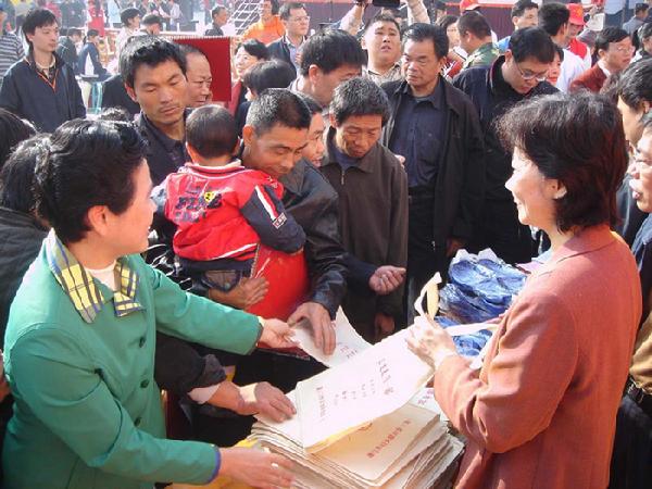 市妇联参加全市文化科技卫生“三下乡”活动