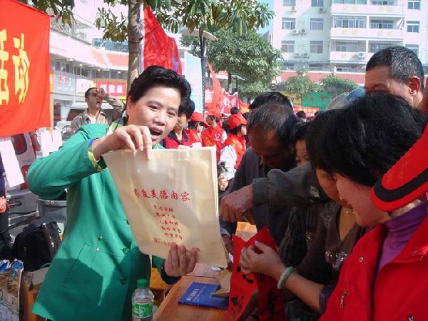 市妇联参加全市文化科技卫生“三下乡”活动（一）