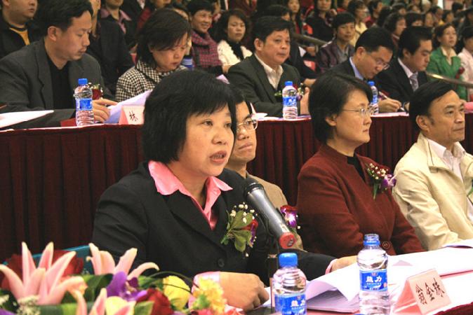 翁金珠主席在纪念大会上发表了热情洋溢的节日致辞
