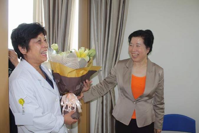 省妇联马义英副主席亲切看望“送子观音”沙爱国