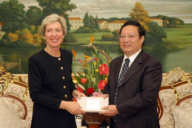 市委副书记钟兴国会见国际妇女论坛代表团