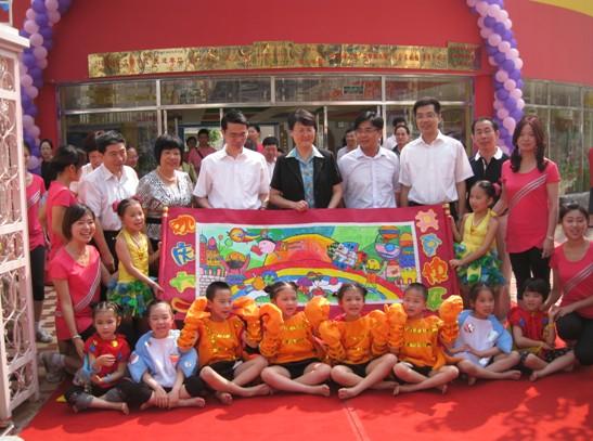 市四套班子领导“六一”走访慰问