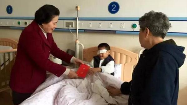 吴亚汝主席亲切慰问困难儿童家庭