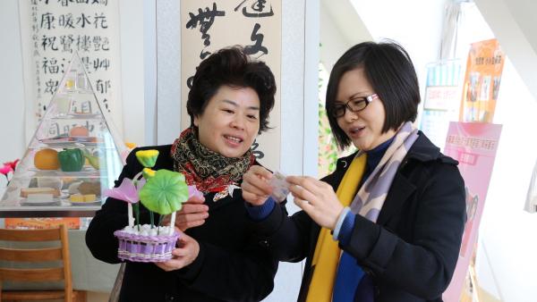 省妇联吴洪芹主席来厦与基层妇干话家常