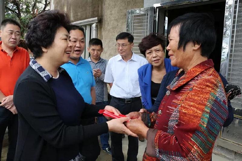 省妇联吴洪芹主席来厦慰问台风受灾困难妇女群众