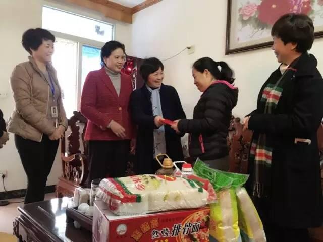 省妇联包方副主席、市妇联吴亚汝主席一行走访慰问困难妇女群众