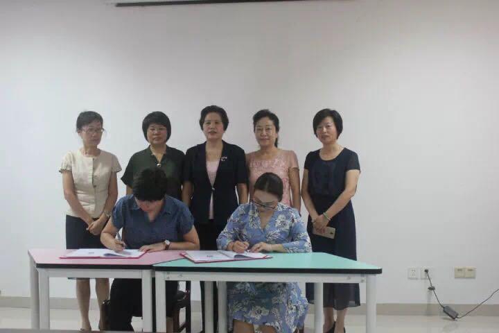 市妇联社会治理创新服务基地管理项目签约仪式