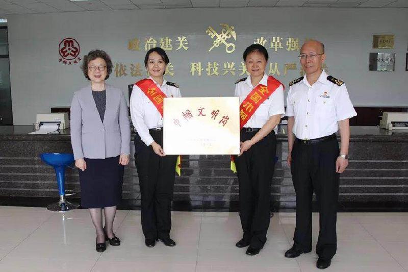 市妇联杨琪主席带队调研全国“巾帼文明岗”并为岗位授牌